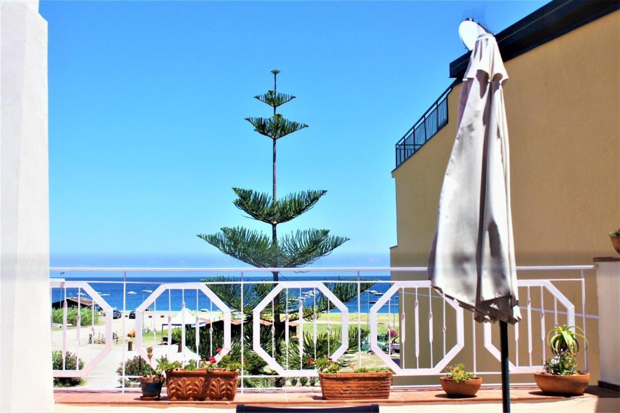 Una Araucaria Sul Mare San Giorgio (Messina) Exterior foto