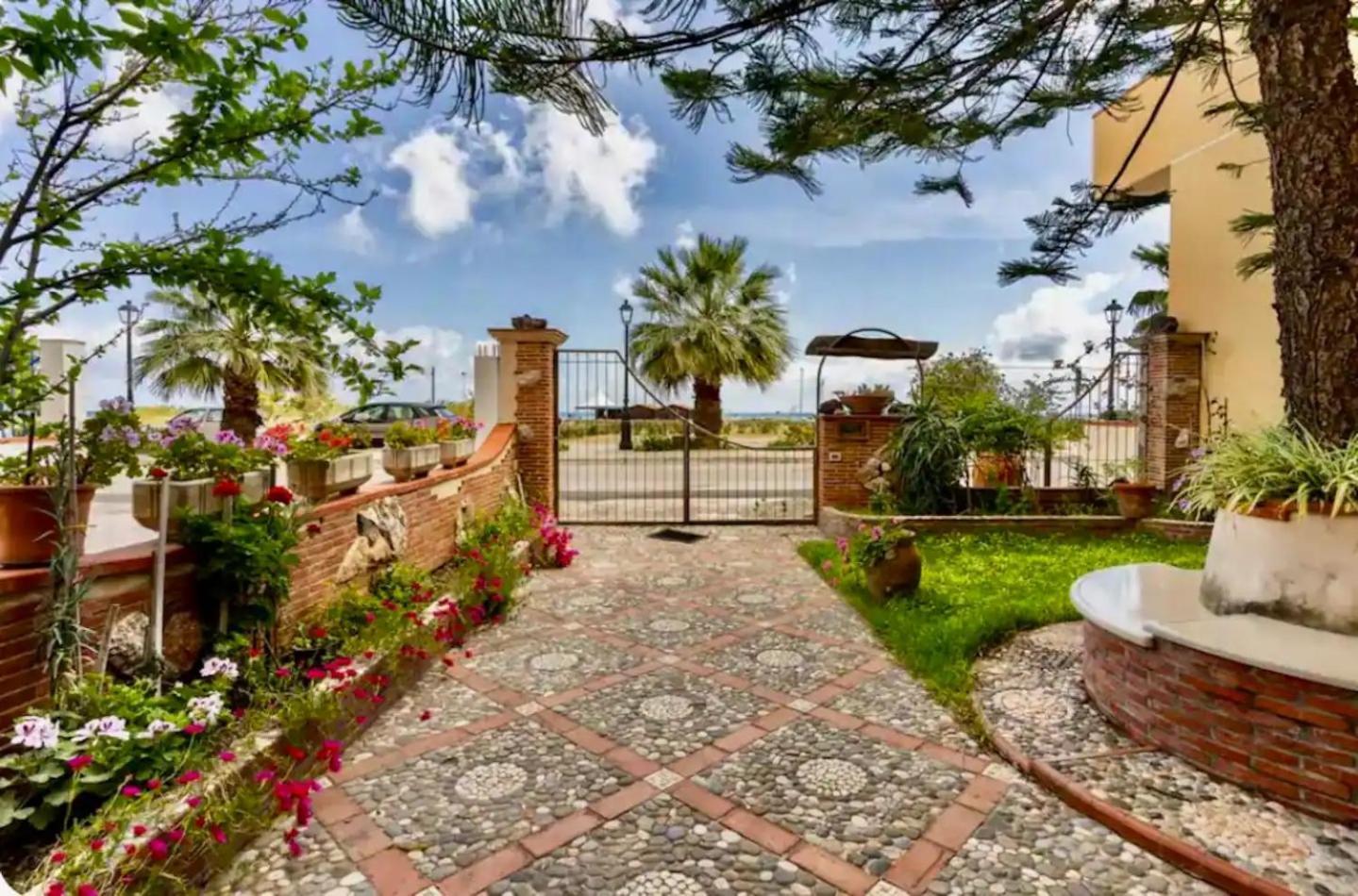 Una Araucaria Sul Mare San Giorgio (Messina) Exterior foto